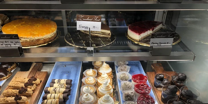 Káva, čaj nebo frappé i slaná či sladká pochoutka pro jednu nebo dvě osoby