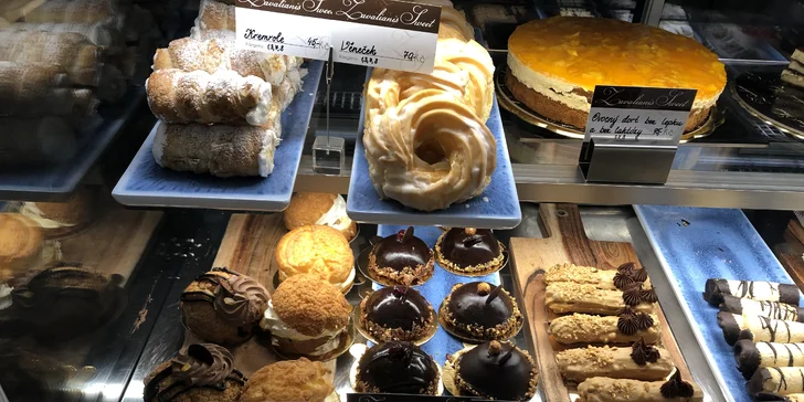 Káva, čaj nebo frappé i slaná či sladká pochoutka pro jednu nebo dvě osoby