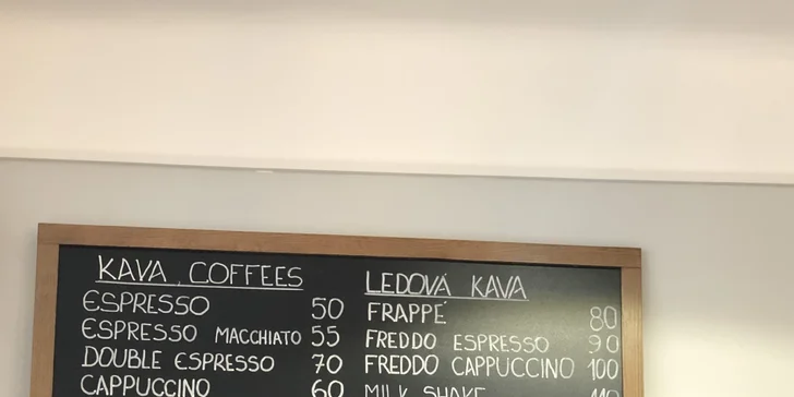 Káva, čaj nebo frappé i slaná či sladká pochoutka pro jednu nebo dvě osoby