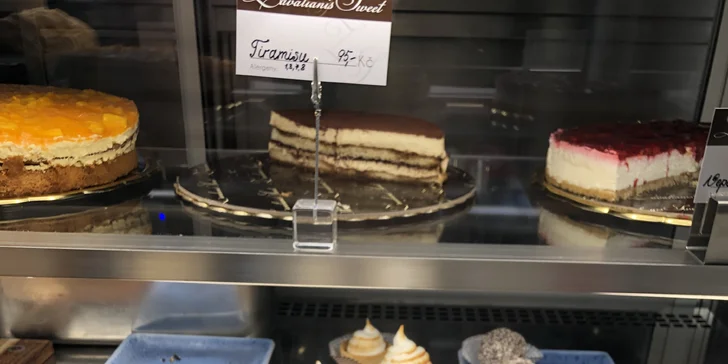 Káva, čaj nebo frappé i slaná či sladká pochoutka pro jednu nebo dvě osoby