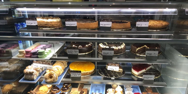 Káva, čaj nebo frappé i slaná či sladká pochoutka pro jednu nebo dvě osoby