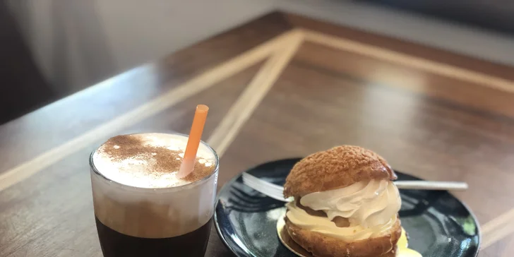 Káva, čaj nebo frappé i slaná či sladká pochoutka pro jednu nebo dvě osoby