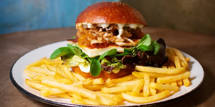 Burger s hovězím masem nebo halloumi pro jednu nebo dvě osoby: varianta s hranolkami
