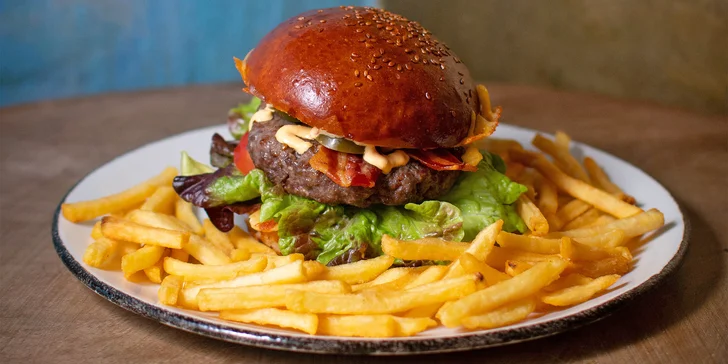 Burger s hovězím masem nebo halloumi pro jednu nebo dvě osoby: varianta s hranolkami