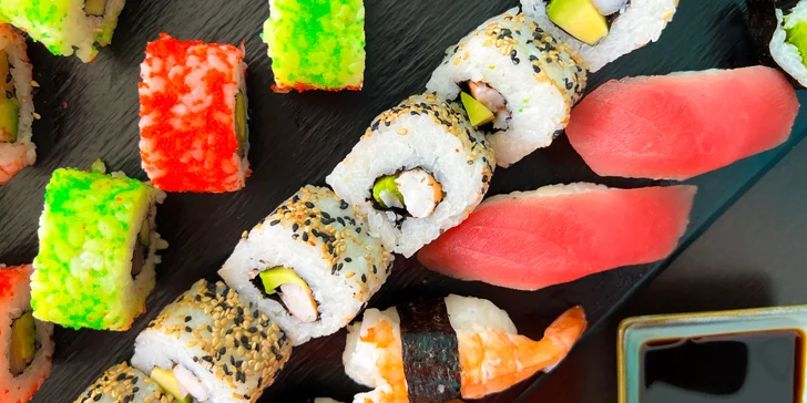 Set 30, 46 či 70 ks sushi: maki i nigiri či roll s lososem, krabem nebo avokádem