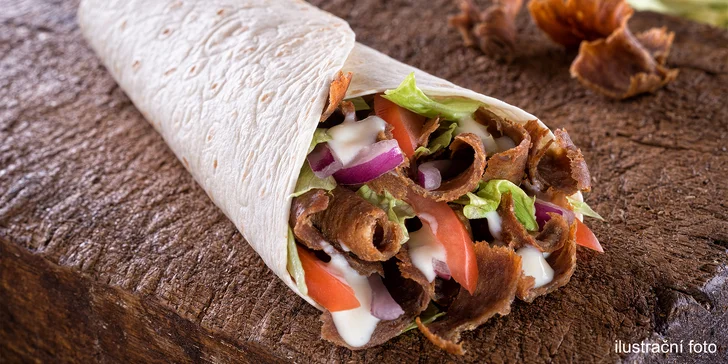 Dürüm kebab s masem a salátem, kebab talíř s hranolky a nápoj