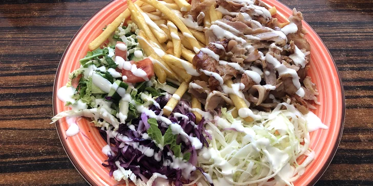 Dürüm kebab s masem a salátem, kebab talíř s hranolky a nápoj