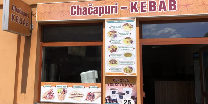 Dürüm kebab s masem a salátem, kebab talíř s hranolky a nápoj