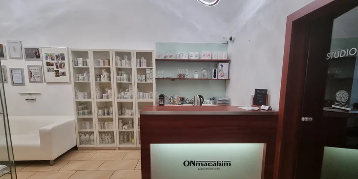 Úprava a barvení obočí, lash lifting i prodloužení řas metodou 2D v salonu na Vinohradech