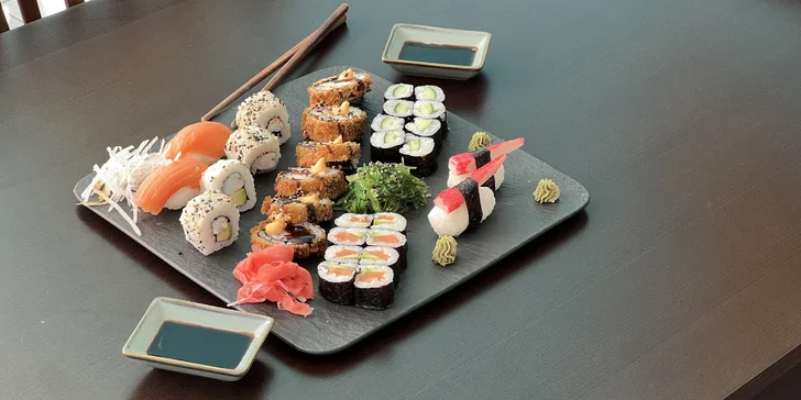 Set 30, 46 či 70 ks sushi: maki i nigiri či roll s lososem, krabem nebo avokádem