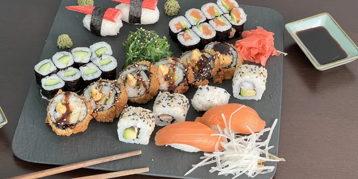 Set 30, 46 či 70 ks sushi: maki i nigiri či roll s lososem, krabem nebo avokádem