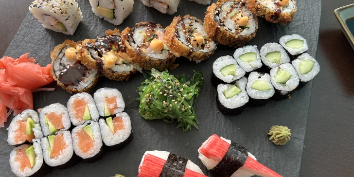 Set 30, 46 či 70 ks sushi: maki i nigiri či roll s lososem, krabem nebo avokádem