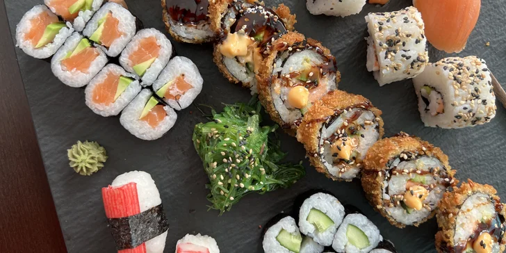 Set 30 či 70 ks sushi v centru Frýdku-Místku: maki i nigiri či roll s lososem, krabem nebo avokádem
