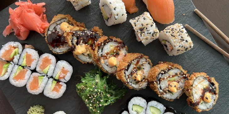 Set 30 či 70 ks sushi v centru Frýdku-Místku: maki i nigiri či roll s lososem, krabem nebo avokádem