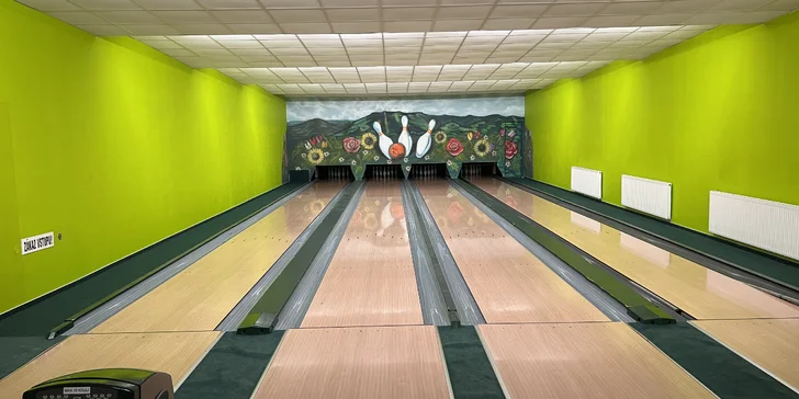 Hodina bowlingu až pro 8 osob a dvě pizzy nebo 800 g kuřecích řízků