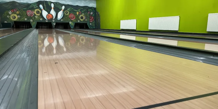 Hodina bowlingu až pro 8 osob a dvě pizzy nebo 800 g kuřecích řízků