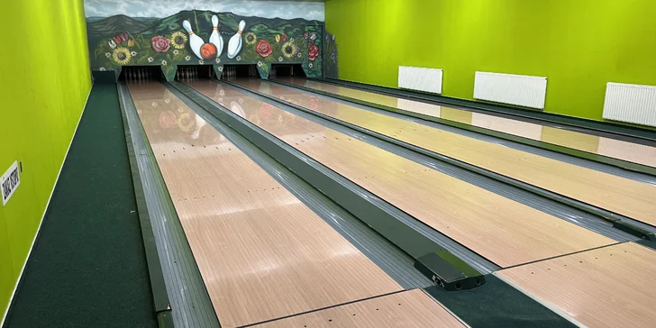 Hodina bowlingu až pro 8 osob a dvě pizzy nebo 800 g kuřecích řízků