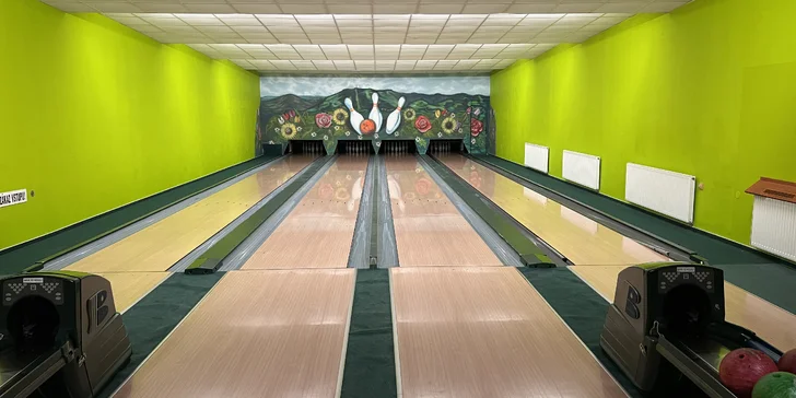 Hodina bowlingu až pro 8 osob a dvě pizzy nebo 800 g kuřecích řízků