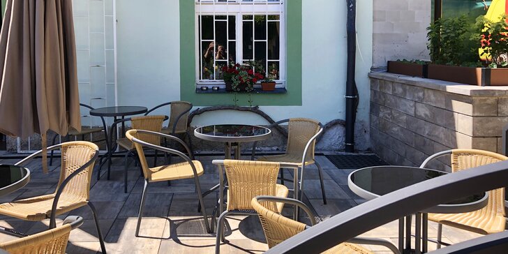 Káva i zákusky v centru Berouna: vídeňská se šlehačkou i latte a dortík podle výběru