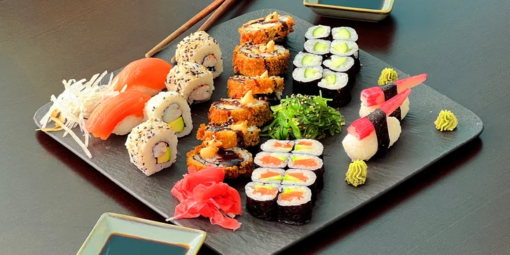 Set 30, 46 či 70 ks sushi: maki i nigiri či roll s lososem, krabem nebo avokádem