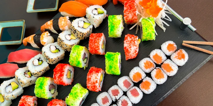 Set 30, 46 či 70 ks sushi: maki i nigiri či roll s lososem, krabem nebo avokádem