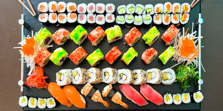Set 30, 46 či 70 ks sushi: maki i nigiri či roll s lososem, krabem nebo avokádem