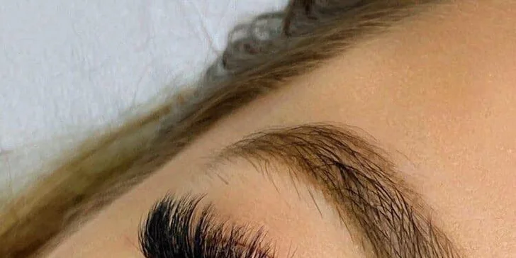 Prodloužení řas objemovou metodou 5D v salonu Miss Nails