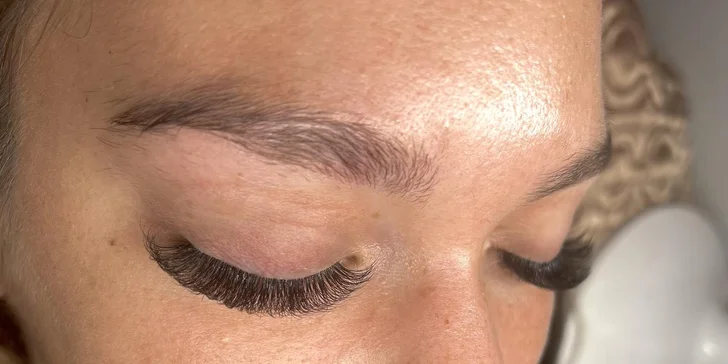 Prodloužení řas objemovou metodou 5D v salonu Miss Nails