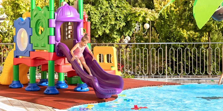 Rodinná dovolená v krásném komplexu s aquaparkem: polopenze či plná penze, dětský klub