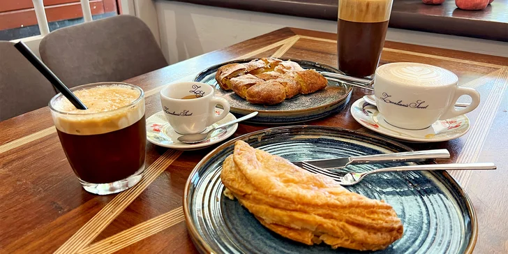 Káva, čaj nebo frappé i slaná či sladká pochoutka pro jednu nebo dvě osoby
