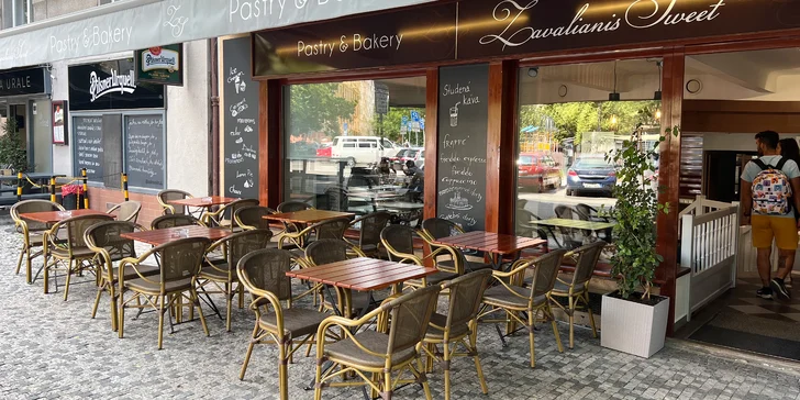 Káva, čaj nebo frappé i slaná či sladká pochoutka pro jednu nebo dvě osoby