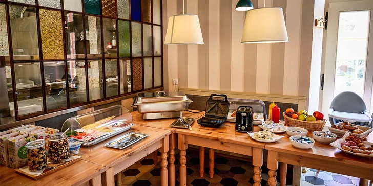 Luxusní hotel jen kousek od Prahy: pokoj či apartmá se snídaní