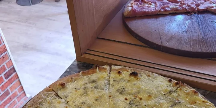 Jedna nebo dvě pizzy o průměru 45 cm podle výběru z 27 druhů