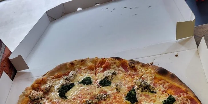 Jedna nebo dvě pizzy o průměru 45 cm podle výběru z 27 druhů