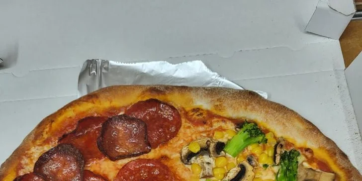 Jedna nebo dvě pizzy o průměru 45 cm podle výběru z 27 druhů