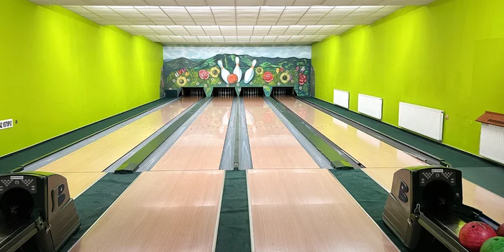 Hodina bowlingu až pro 8 osob a dvě pizzy nebo 800 g kuřecích řízků