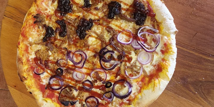 Jedna nebo dvě pizzy o průměru 45 cm podle výběru z 27 druhů