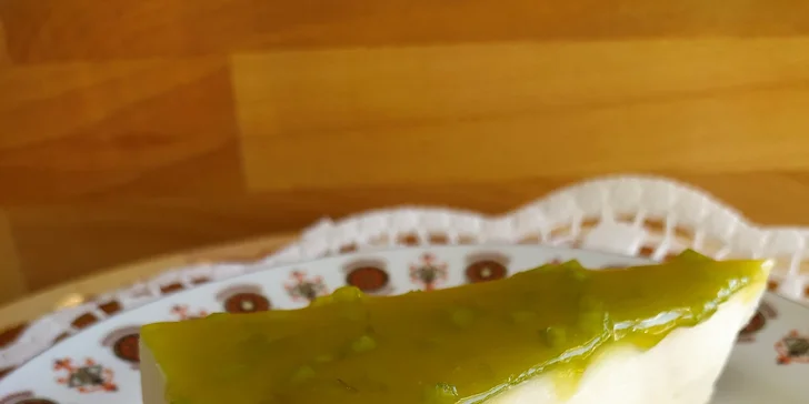 Káva i zákusky v centru Berouna: vídeňská se šlehačkou i latte a dortík podle výběru