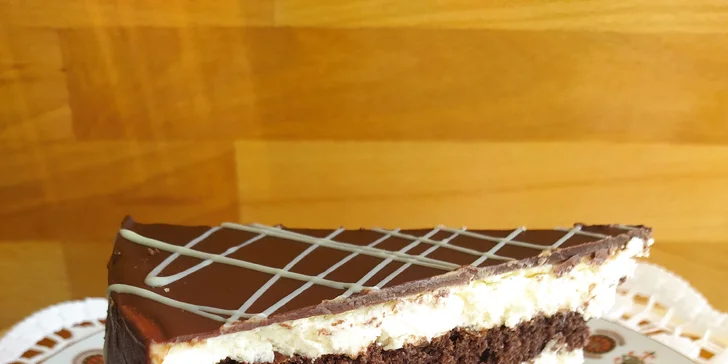 Káva i zákusky v centru Berouna: vídeňská se šlehačkou i latte a dortík podle výběru