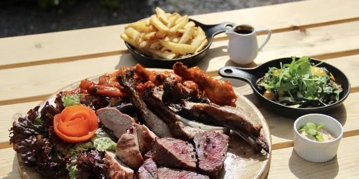 Masové prkno pro dva na kraji Pardubic: Buffalo wings, vepřová žebra a panenka i hovězí svíčková