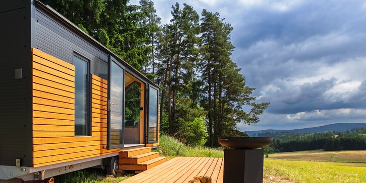 Tiny house Honzík: plně vybavený domek u lesa s terasou a výhledem na pastviny