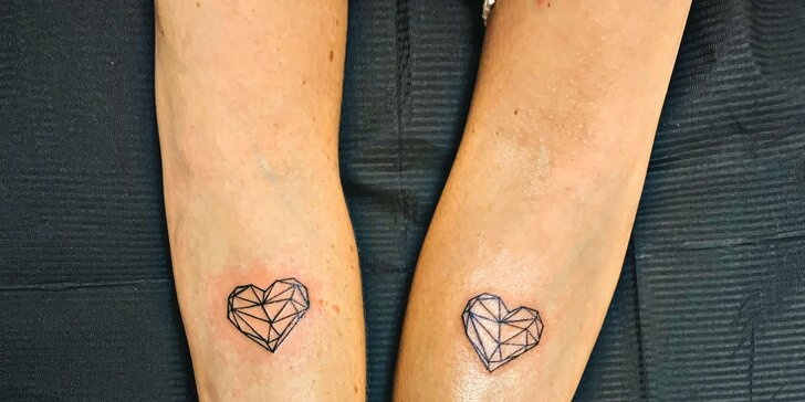 Nové tetování dle vlastního motivu o rozměru až 5 x 5 cm pro jednotlivce i dvojice