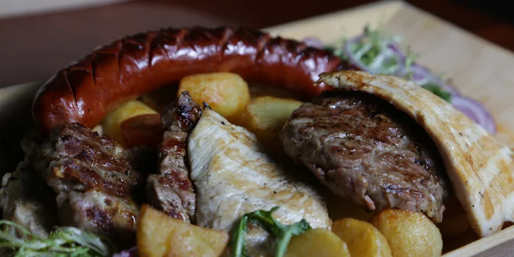 Masové hody: pečené vepřové koleno, staročeský talíř s kachnou a zelím či mix grill pro 2 osoby