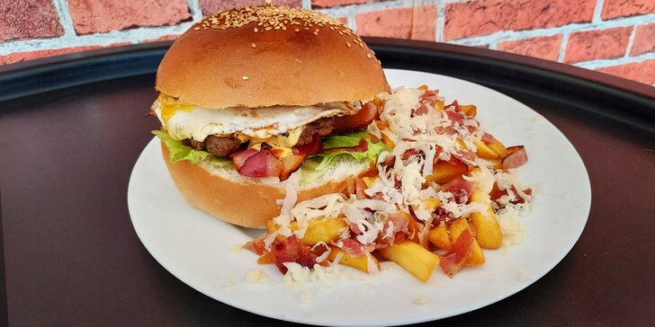 Hovězí burger a hranolky se sýrem a slaninou pro 1 nebo 2 osoby