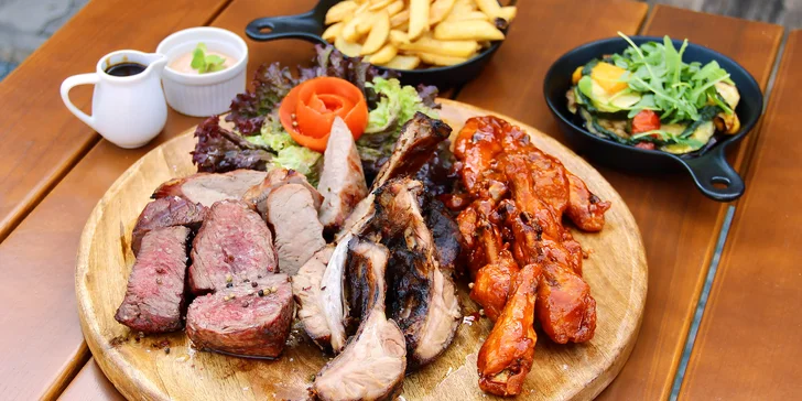 Masové prkno pro dva na kraji Pardubic: Buffalo wings, vepřová žebra a panenka i hovězí svíčková