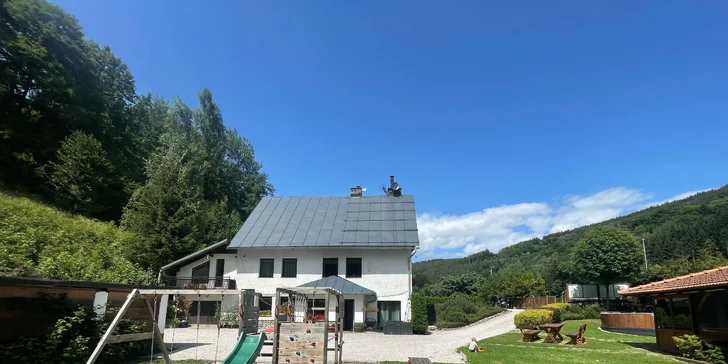 Pobyt v penzionu pro 2–4 os.: bazén, hřiště i možnost pronájmu celého penzionu