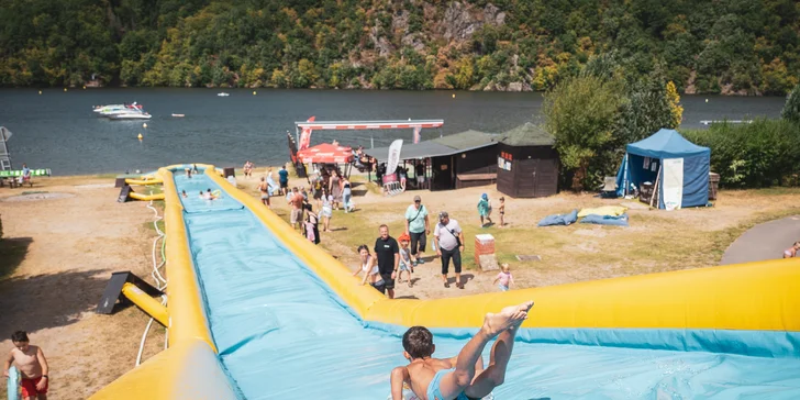 Pořádná porce zábavy pro malé i velké: vstup na obří nafukovací skluzavku