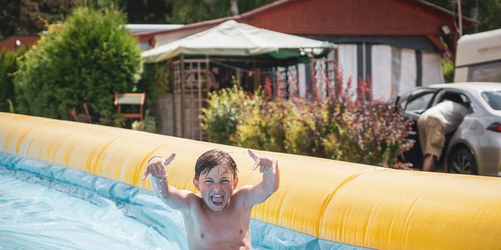 Pořádná porce zábavy pro malé i velké: vstup na obří nafukovací skluzavku