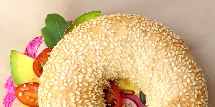Sladký nebo slaný plněný bagel a káva, čaj i limonáda na Vinohradech pro 1 i 2 osoby