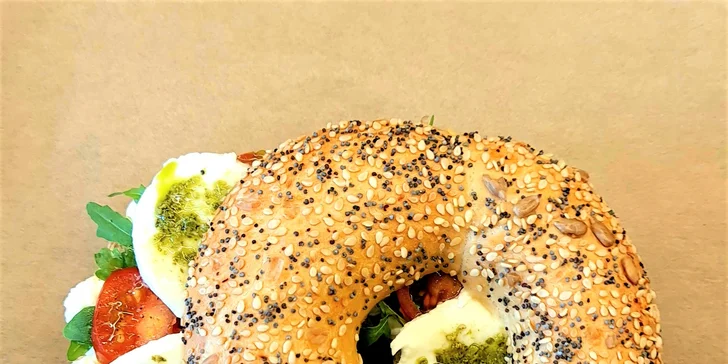 Sladký nebo slaný plněný bagel a káva, čaj i limonáda na Vinohradech pro 1 i 2 osoby